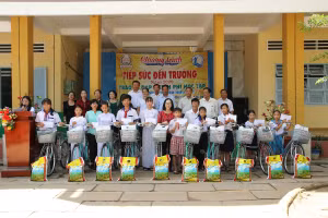 Tiếp sức đến trường tại Trường THCS Hòa Khánh, huyện Cái Bè.