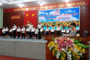 Trao Học bổng Vũ Đình Liệu cho HS huyện Vị Thủy.