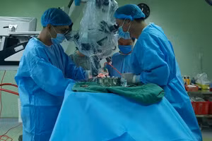 Ê kíp phẫu thuật cho bệnh nhân B.T.M.N.
