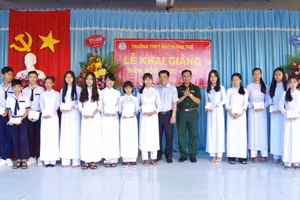 Đại tá Trần Văn Lâu, Chỉ huy trưởng BCHQS tỉnh trao quà và học bổng cho HS Trường THPT Mai Thanh Thế.