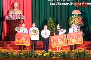 Lãnh đạo nhà trường và các đơn vị nhận Cờ thi đua của Bộ GD&ĐT.