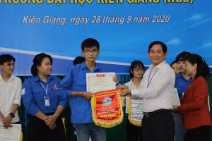 TS Nguyễn Văn Thành, Phó Hiệu trưởng Trường ĐH Kiên Giang trao giải Nhất Cuộc thi “Ý tưởng khởi nghiệp đổi mới sáng tạo KGU starup 2020” cho SV Nguyễn Trọng Hiếu.