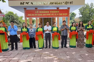 Đại diện Trường sư phạm T3 cùng chính quyền địa phương cắt băng khánh thành Nhà bia ghi danh Anh hùng liệt sĩ.