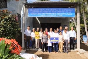 Trao Mái ấm khuyến học cho em Phan Trần Minh Tuấn.