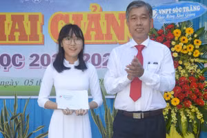 Gia Hân tại lễ tôn vinh thủ khoa Trường THPT Hoàng Diệu.