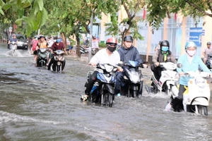 Đường Võ Trường Toản, quận Ninh Kiều ngập nặng sau mưa.