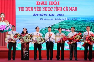 Ông Lê Quân - Chủ tịch UBND tỉnh trao Huân chương Lao động cho các cá nhân có thành tích xuất sắc trong phong trào thi đua yêu nước.