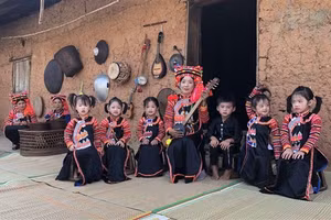 Phụ huynh dân tộc Hà Nhì, xã Ka Lăng dạy các bé bài múa “Là Rê Mi Só Rê”.