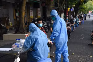 Lấy mẫu xét nghiệm tại Bệnh viện Việt Đức. Ảnh: CDC Hà Nội