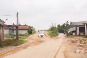 Dự án kéo dài gần 1 thập kỷ khiến hệ lụy khôn lường về đời sống nhân dân, môi trường và an toàn giao thông.