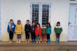 Học trò Trường PTDT bán trú Tiểu học & THCS Nhạn Môn (huyện Pác Nặm, tỉnh Bắc Kạn) bên công trình mới từ chương trình “Điều ước cho em”. Ảnh: NTCC