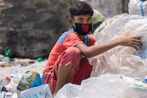 Trẻ em châu Á phải nghỉ học và làm thêm phụ gia đình.