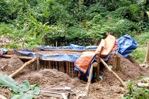 Hầm đào vàng trái phép được dựng lên.