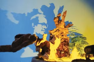 Chân dung cố nhạc sĩ Trịnh Công Sơn qua ánh sáng chiếu rọi từ tác phẩm gỗ lũa.