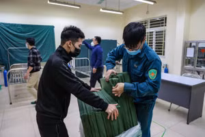 Trạm y tế lưu động tại địa chỉ số 9 phố Hai Bà Trưng (phường Tràng Tiền, quận Hoàn Kiếm). Ảnh: Thế Đại.