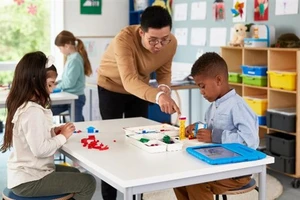 Bộ Lego Education SPIKE Essential khuyến khích trẻ em làm việc cùng nhau để lập trình, giải quyết vấn đề và xây dựng các tác phẩm Lego tương tác.