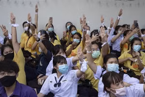 Học sinh Thái Lan trở lại trường học.