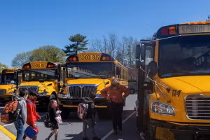 Tài xế lái xe đưa đón học sinh được trả lương thấp. 