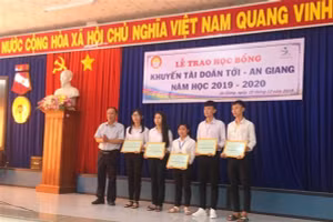 Sinh viên nghèo tỉnh An Giang nhận học bổng khuyến tài Doãn Tới.