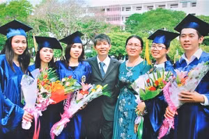 Con cháu dòng họ Đỗ (thị trấn Sa Rài, huyện Tân Hồng, Đồng Tháp) trong niềm vui ngày tốt nghiệp ĐH. Ảnh: GĐ cung cấp