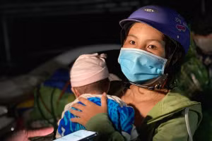 Chị Vừ Thị Giống bồng trên tay đứa con nhỏ 2 tháng của mình.