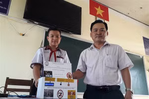 Thầy giáo Huỳnh Bá Hiếu cùng học sinh nghiên cứu khoa học kỹ thuật.