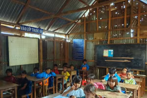 Các em học sinh ở điểm trường A Lao.