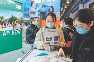 Người trẻ Trung Quốc tham gia triển lãm giáo dục quốc tế tổ chức tại thủ đô Bắc Kinh ngày 29/10.