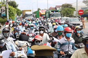 Hàng trăm nghìn lao động về quê sẽ khiến các doanh nghiệp đối diện với việc thiếu hụt lao động.