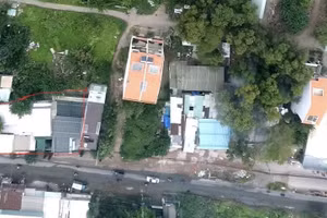 Cụm nhà bị dân lấn chiếm và xây dựng trái phép trên đất dự án.