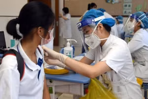 Đánh giá về tác dụng không mong muốn sau tiêm vắc-xin Covid-19 cho trẻ em, các nhà chuyên môn cho biết không có sự khác biệt so với người lớn.