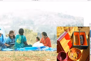 Bà Sabiha Hashmi hướng dẫn các bé gái và cha mẹ chúng làm sản phẩm thủ công.