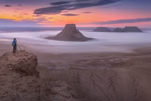 Ustyurt trống trải nhưng đẹp lung linh.