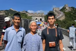 Tang Shangjun (ngoài cùng bên phải) thi lại đại học 13 lần vì muốn trúng tuyển ĐH Thanh Hoa.