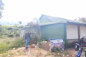 Một nửa diện tích đất của gia đình chị Cầm bị người khác xây nhà chồng lấn lên.