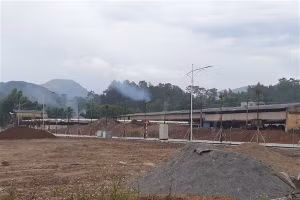 Nhà máy gạch của Công ty Cổ phần Sản xuất Vật liệu và Xây dựng Điện Biên vẫn ngang nhiên hoạt động trong khi 30/8/2021 Sở Xây dựng tỉnh Điện Biên vẫn báo cáo UBND tỉnh rằng công ty này đã “dừng hoạt động”.