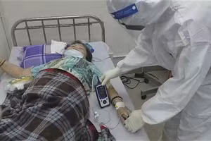 Ngay ngày đầu tiên, đoàn tiếp nhận điều trị hơn 400 bệnh nhân, trong đó có cả bệnh nhân nặng do chưa có trung tâm hồi sức cấp cứu.