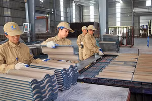 Xỉ than và tro phát thải trong công nghiệp được tái chế thành gạch ngói sử dụng vào các công trình xây dựng.