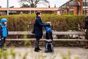 Học sinh Đan Mạch giữ khoảng cách khi đến trường.