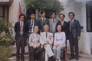 Nhà giáo Nguyễn Lân và 7 người con (thiếu con trai Nguyễn Lân Tuất vì lúc ấy đang ở Nga).