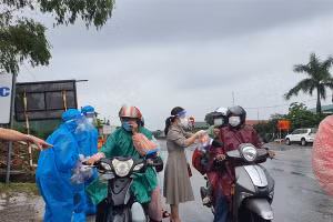 Tại chốt kiểm soát dịch bệnh ở xã Sen Thủy (huyện Lệ Thủy, tỉnh Quảng Bình) lực lượng chức năng đã trao các suất quà hỗ trợ người dân trên hành trình trở về quê.