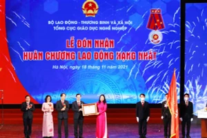 Phó Chủ tịch nước Võ Thị Ánh Xuân trao Huân chương Lao động hạng Nhất cho Tổng cục Giáo dục nghề nghiệp.