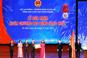 Phó Chủ tịch nước Võ Thị Ánh Xuân trao Huân chương Lao động hạng Nhất cho Tổng cục Giáo dục nghề nghiệp.