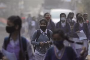 Học sinh thủ đô Delhi, Ấn Độ trở lại trường học.