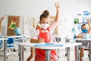 Học sinh Mỹ đeo khẩu trang khi trở lại trường học.