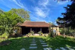 “Thái tộc từ đường” - khu nhà vườn độc đáo trưng bày các hiện vật gốm sông Hương. Ảnh: Thanh Tung Nguyen