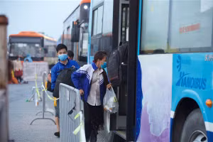 Hàng nghìn lao động được hỗ trợ miễn phí cách ly và những chuyến xe về quê tránh dịch.