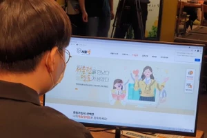 Một học sinh theo dõi bài giảng trực tuyến trên Seoul Learn.