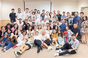 Đoàn làm phim “Hương vị tình thân” trong tiệc kết phim đầu tháng 10. Ảnh: FBNV.