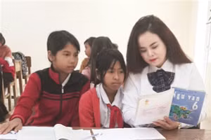 Cô Lê Thị Thu Trang cùng học sinh. 